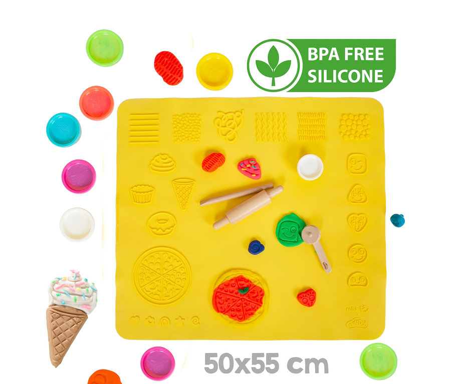 Gelbe Silikonmatte mit Formen, Teig, Nudelholz und Werkzeug. Auf der Matte liegt roter Teig in Pizzaform.