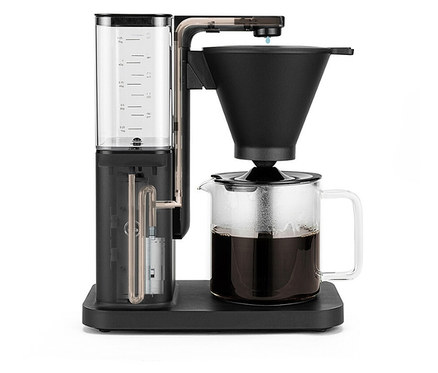 Eine schwarze Kaffeemaschine mit Glaskanne ist zu sehen, in der sich Kaffee befindet.