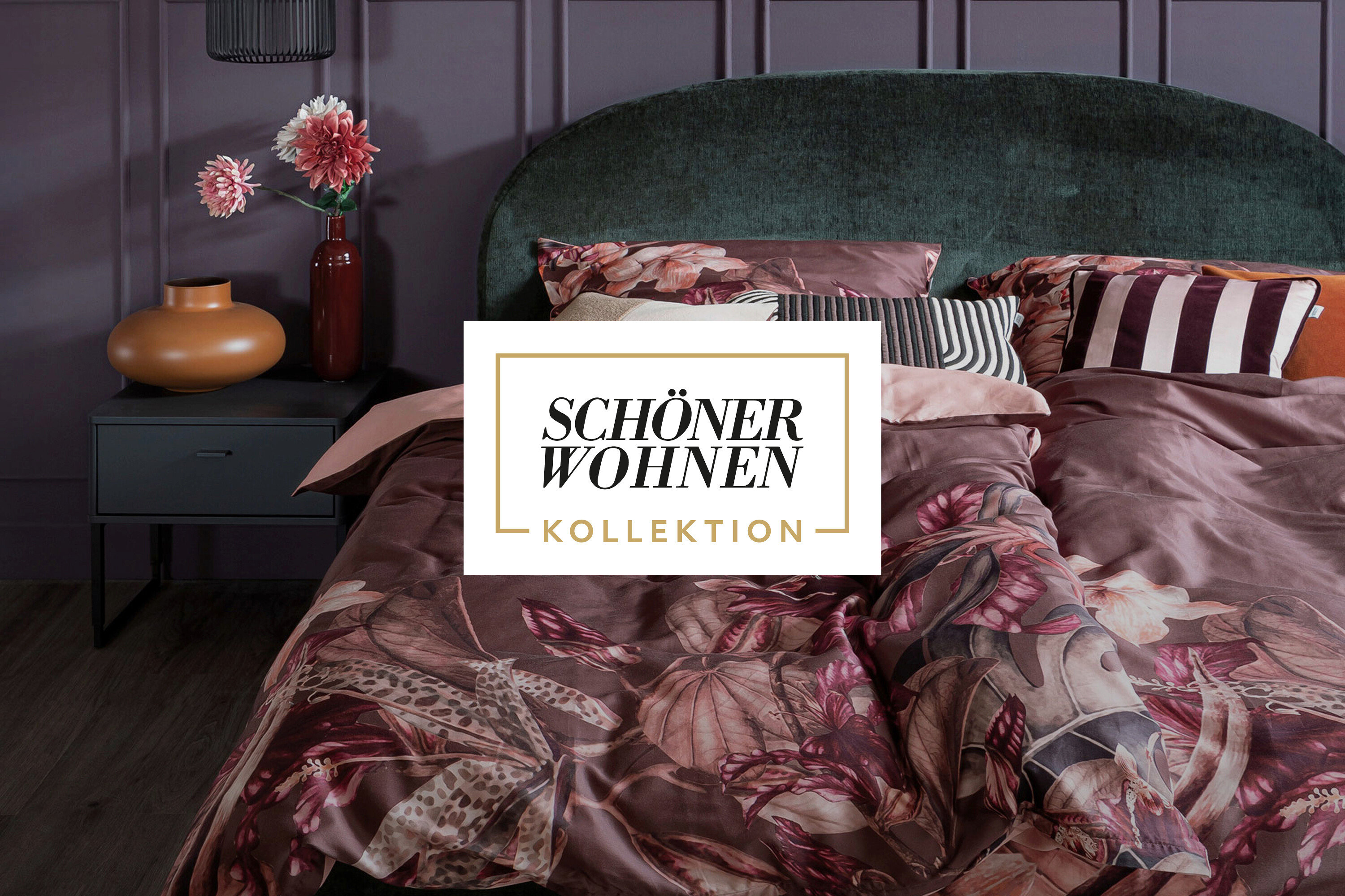 Schlafzimmer mit Bett mit Blumendruck-Bettwäsche, Nachttisch mit brauner Vase und roter Blumenvase vor lila Wandpaneelen.