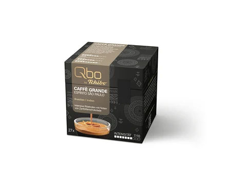 Eine geöffnete, schwarze Qbo by Tchibo Caffè Grande Espírito São Paulo Kapselbox mit 27 Kaffeekapseln ist zu sehen.