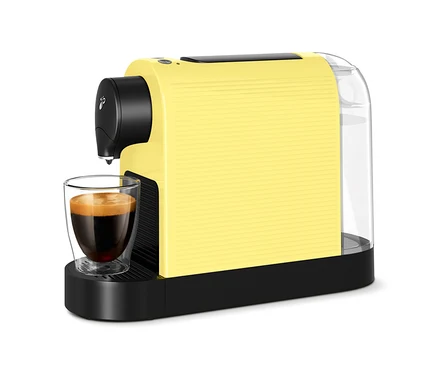 Gelbe Kaffeekapselmaschine mit einer Tasse Kaffee.