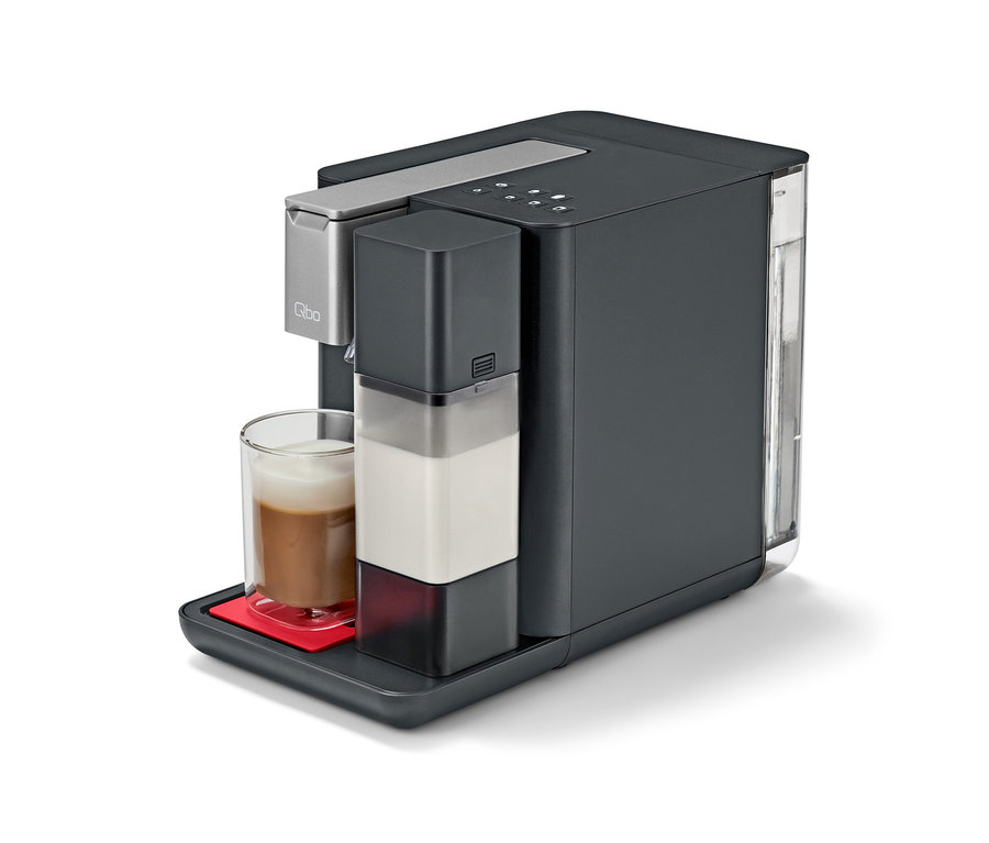 Graue Qbo MILK MASTER Lipstick Red Kaffeemaschine mit Kaffee in einem Glas.