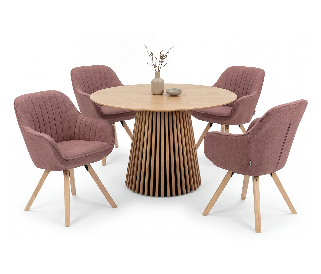 Runder Holztisch mit Lattenfuß und vier rosafarbenen deVries Diningsessel Matera auf weißem Hintergrund. Auf dem Tisch stehen eine Vase und eine Schale.