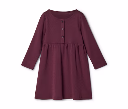 Ein dunkelrotes Langarmkleid mit Rundhalsausschnitt, drei Knöpfen vorne und einem gerafften Bund. Der Stoff hat ein dezentes strukturiertes Muster.