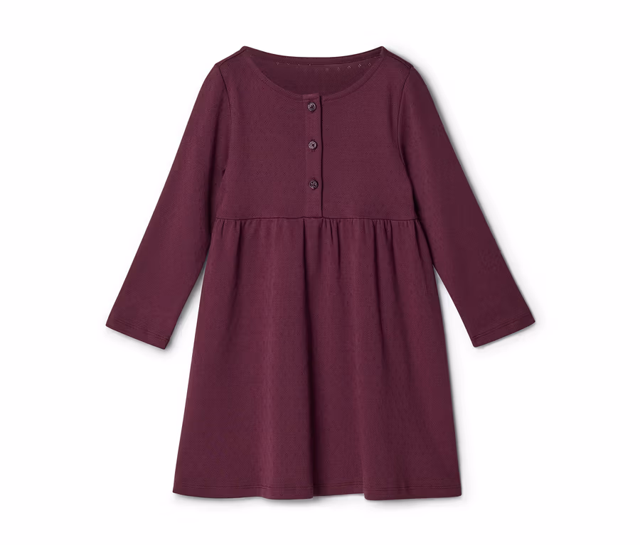 Ein dunkelrotes Langarmkleid mit Rundhalsausschnitt, drei Knöpfen vorne und einem gerafften Bund. Der Stoff hat ein dezentes strukturiertes Muster.