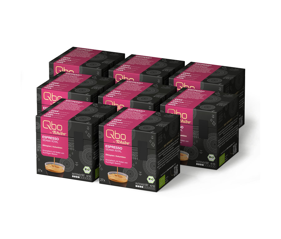 Acht schwarze und pinkfarbene Packungen Qbo Espresso SIDAMA ROYAL Kapseln, gestaffelt angeordnet. Jede Packung zeigt das Qbo by Tchibo Logo, Espresso in einer Tasse, 27 Kapseln und Intensität 4/10.