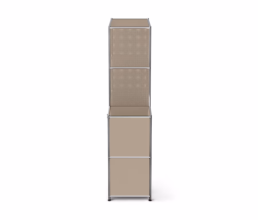 Hoher, modularer Aufbewahrungsschrank mit Chromrahmen und vier beigen Modulen. Die oberen zwei Module haben perforierte Paneele, die unteren zwei haben massive Paneele.