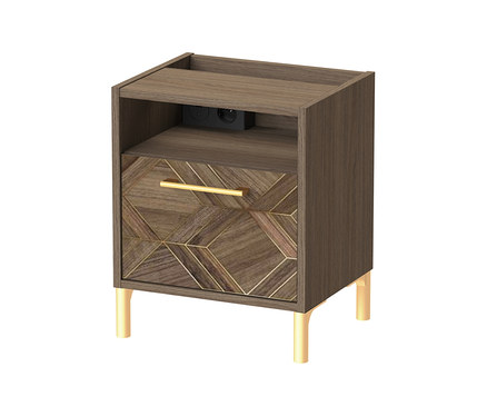 Nachttisch #Glenn# aus dunkelbraunem Holz mit geometrischem Muster auf der Schublade, goldenem Griff, offener Ablage mit Steckdose und goldenen Beinen.