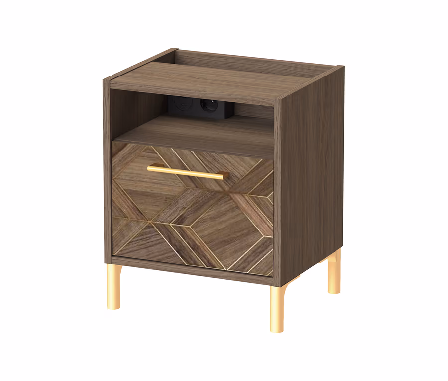 Nachttisch #Glenn# aus dunkelbraunem Holz mit geometrischem Muster auf der Schublade, goldenem Griff, offener Ablage mit Steckdose und goldenen Beinen.