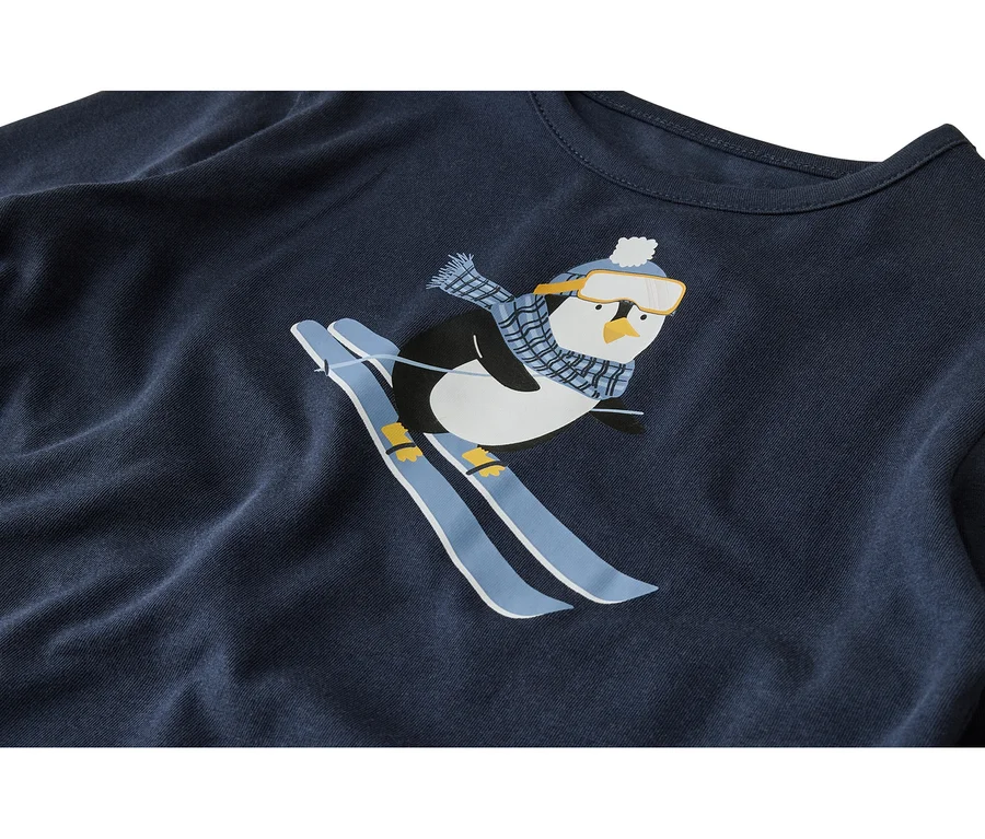 Dunkelblaues T-Shirt mit einem Motiv eines skifahrenden Pinguins, der eine hellblaue Mütze, Skibrille und einen karierten Schal trägt.