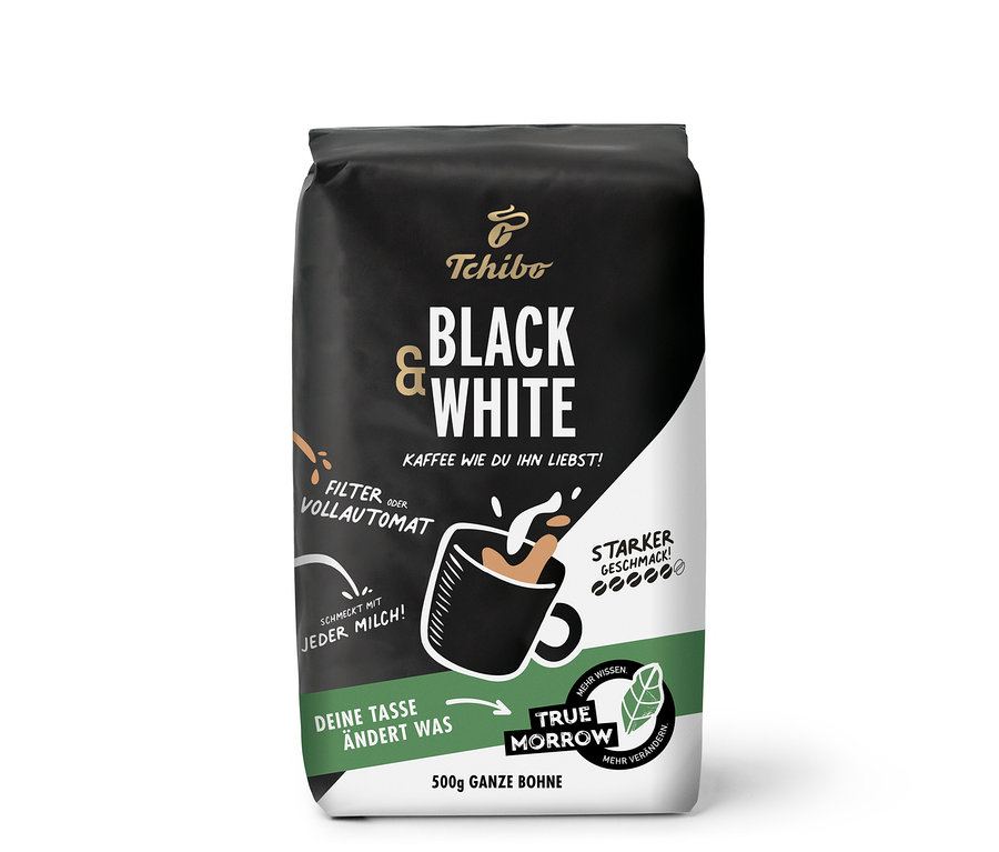 Eine Packung Black & White Kaffee von Tchibo, 500g ganze Bohne.
