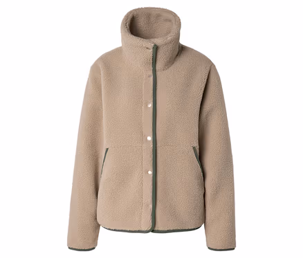 Eine beigefarbene Fleecejacke mit hohem Stehkragen und silbernen Druckknöpfen vorne. Sie hat dunkelgrüne Zierleisten entlang der Knopfleiste, des Kragens, der Ärmelbündchen und der beiden Vordertaschen.