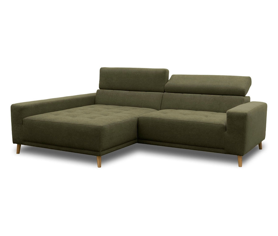 Ein L-förmiges Ecksofa aus olivgrünem Stoff mit getufteter Sitzfläche, verstellbaren Kopfstützen und hellen Holzbeinen. Die linke Seite verfügt über eine Chaiselongue.