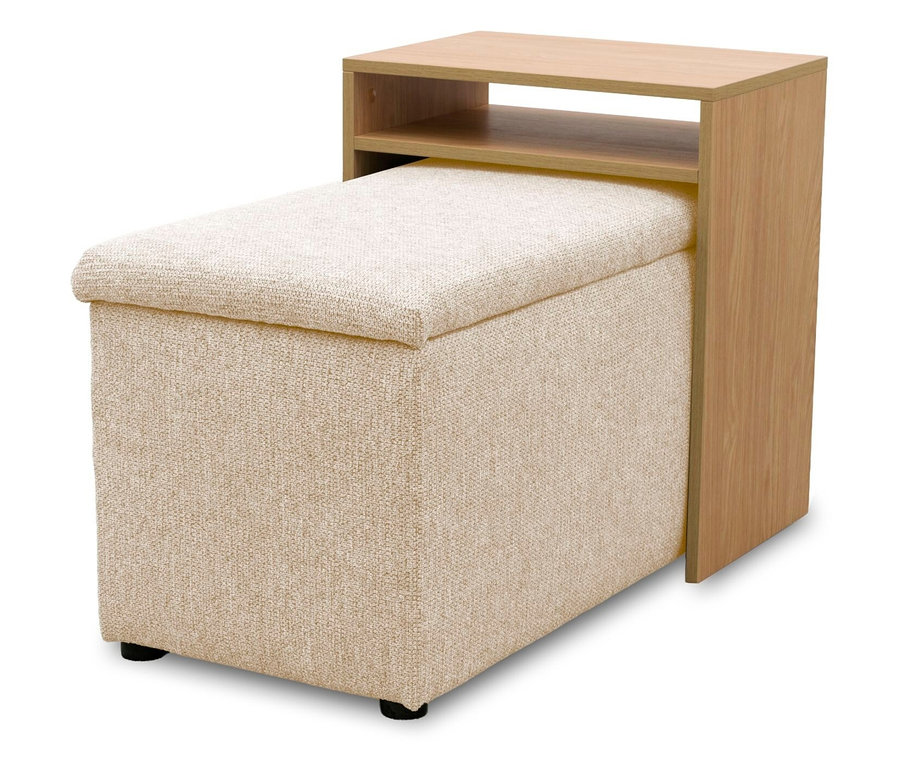 Ein rechteckiger, beiger Polsterhocker mit Stauraum und einem hellen Beistelltisch aus Holz, der an seiner rechten Seite befestigt ist. Der Beistelltisch hat ein offenes Regal über der Höhe des Hockers.