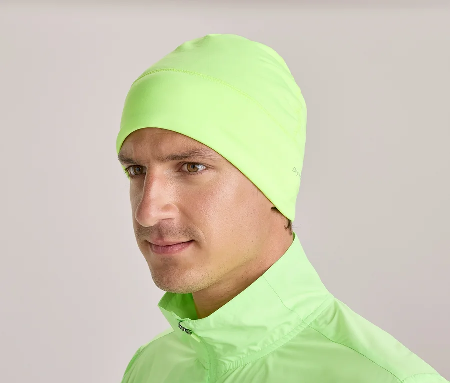Mann trägt eine neon-grüne Mütze und eine passende Jacke.