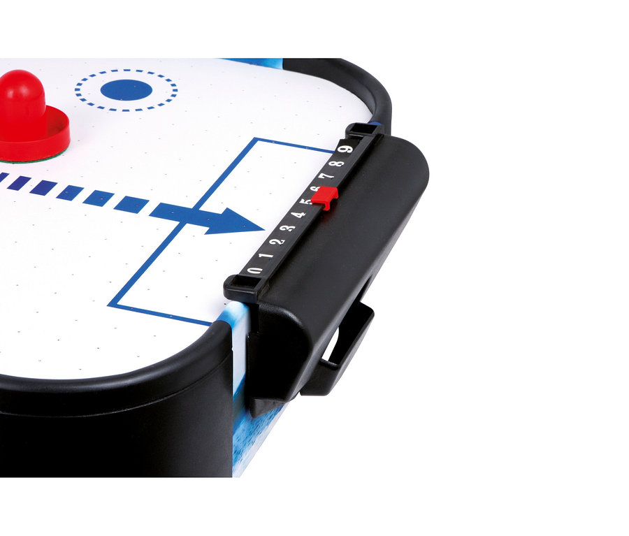 Nahaufnahme eines small foot Air-Hockey-Champion Tisches mit rotem Schläger auf der Spielfläche und schwarzem Punktezähler bei 5.