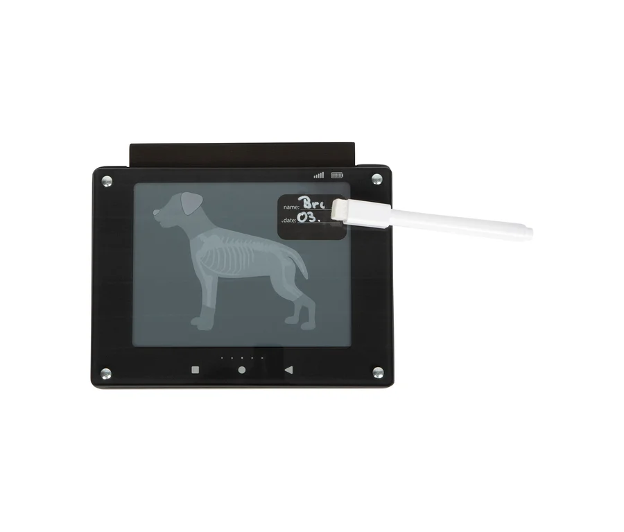 Ein schwarzes Tablet aus dem small foot Tierarzt-Set »Hund« zeigt ein Röntgenbild eines Hundeskeletts. Ein weißer Stift ist an der Seite befestigt, und auf dem Bildschirm steht „name: Bru“ und „date: 03.“.