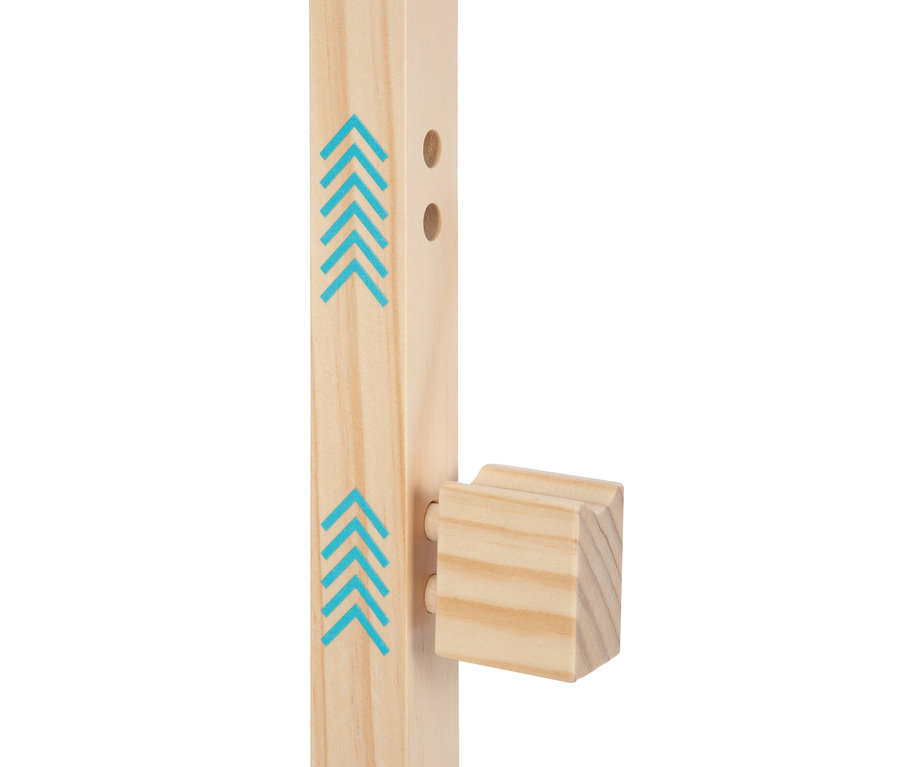 Nahaufnahme einer hellen Holzkonstruktion mit blauen Pfeilmustern, die auf einem vertikalen Balken nach oben zeigen. Ein kleineres L-förmiges Holzstück ist mit zwei Holzstiften am Balken befestigt.