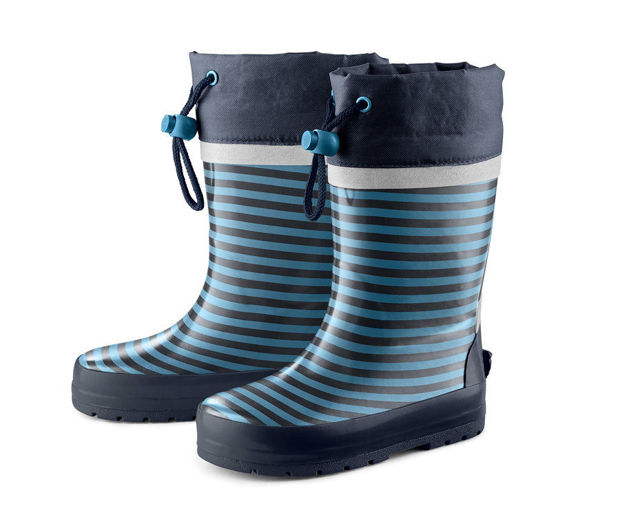 Ein Paar gestreifte Kinder-Regenstiefel.