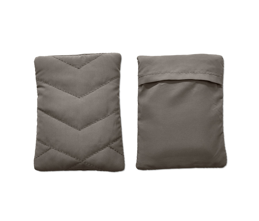 Zwei Taschen-Heizkissen liegen nebeneinander.