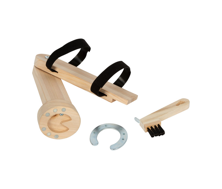 Das small foot Putzhufe-Set zeigt Holzschuhe mit schwarzen Riemen, einen Huf, eine Bürste und einen Hufkratzer.
