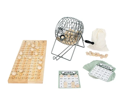 Ein Bingo-Spielset mit einem Holztisch für Kugeln, einem drehbaren Metallkäfig voller Holzkugeln, einem Stoffbeutel, Holzmarkern und Bingo-Karten.