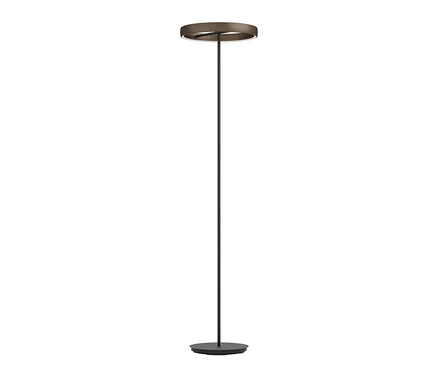 Stehlampe mit dünnem schwarzem Stiel, rundem schwarzem Fuß und runder, flacher, bronzefarbener Lichtquelle oben.