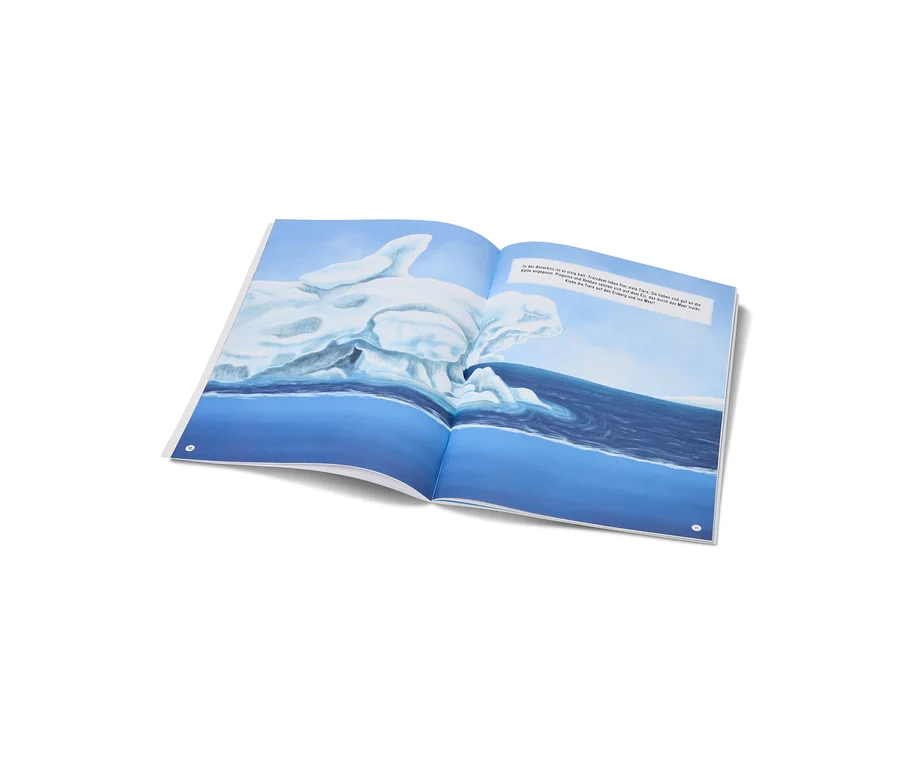 Offenes Buch mit einer Illustration eines großen Eisbergs in dunkelblauem Wasser und deutschem Text auf der rechten Seite.