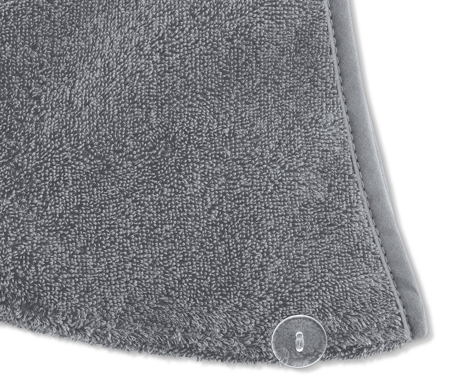 Detailaufnahme eines grauen Turban-Handtuchs mit Knopf.