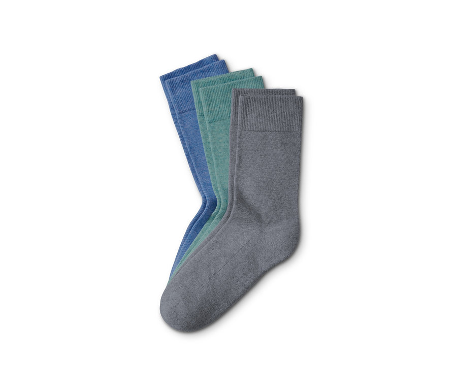 Drei Paar Socken in Blau, Grün und Grau.