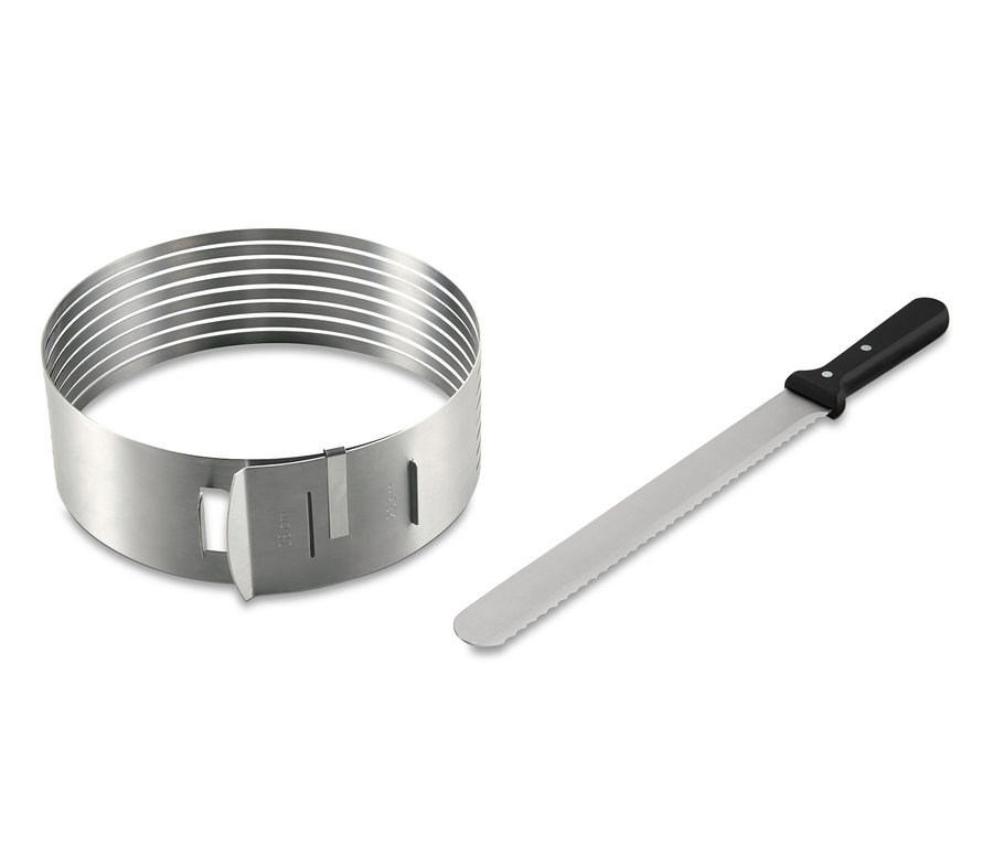 Eine Tortenboden-Schneidhilfe und ein Konditor- und Glasurmesser liegen nebeneinander.