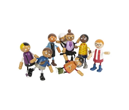 Acht Biegepuppen der small foot Biegepuppen-Familie mit Baby stehen und liegen auf dem Boden.