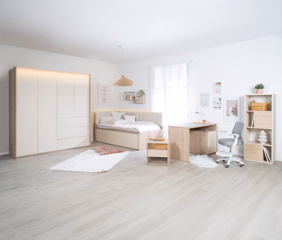 Helles Zimmer mit Roba Jugendbett »Louisa«, Schreibtisch, Stuhl, Regal und großem Schrank.