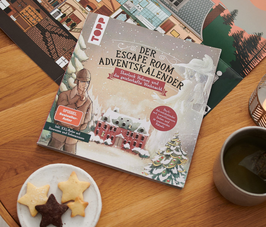 Auf einem Holztisch liegen das Escape-Adventskalenderbuch »Sherlock Holmes und die geisterhafte Weihnacht«, eine Kerze, eine Tasse Tee und ein Teller mit Keksen.