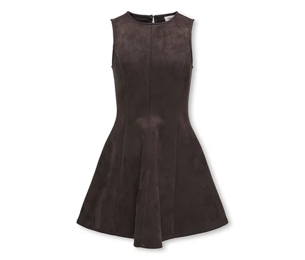 Dunkelbraunes ärmelloses Kleid mit Rundhalsausschnitt, figurbetontem Oberteil und ausgestelltem A-Linien-Rock aus Wildlederimitat. Ein kleiner schwarzer Knopf ist am Nacken sichtbar.