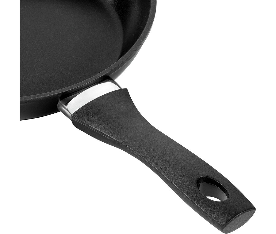 Nahaufnahme einer schwarzen Henckels by ZWILLING »Breeze« Bratpfanne mit schwarzem, ergonomischem Griff, silberfarbenem Verbindungsstück und Aufhängeöse.