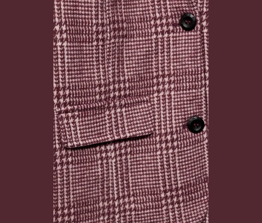 Nahaufnahme eines Street One Blazers mit weinrotem und hellrosa Karomuster, einer Pattentasche und zwei schwarzen Knöpfen.