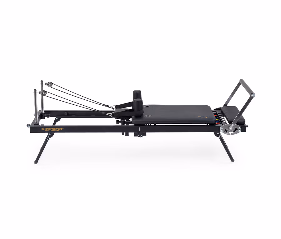 Schwarzer Christopeit Pilates Reformer 2000 mit gepolstertem Wagen, Kopfstütze, Schulterstützen, Fußstange und Widerstandsfedern.