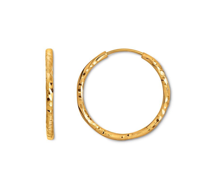 Zwei goldene, flexible Creolen (585 Gold und 375 Gold) mit Diamantmuster liegen auf einem weißen Hintergrund.