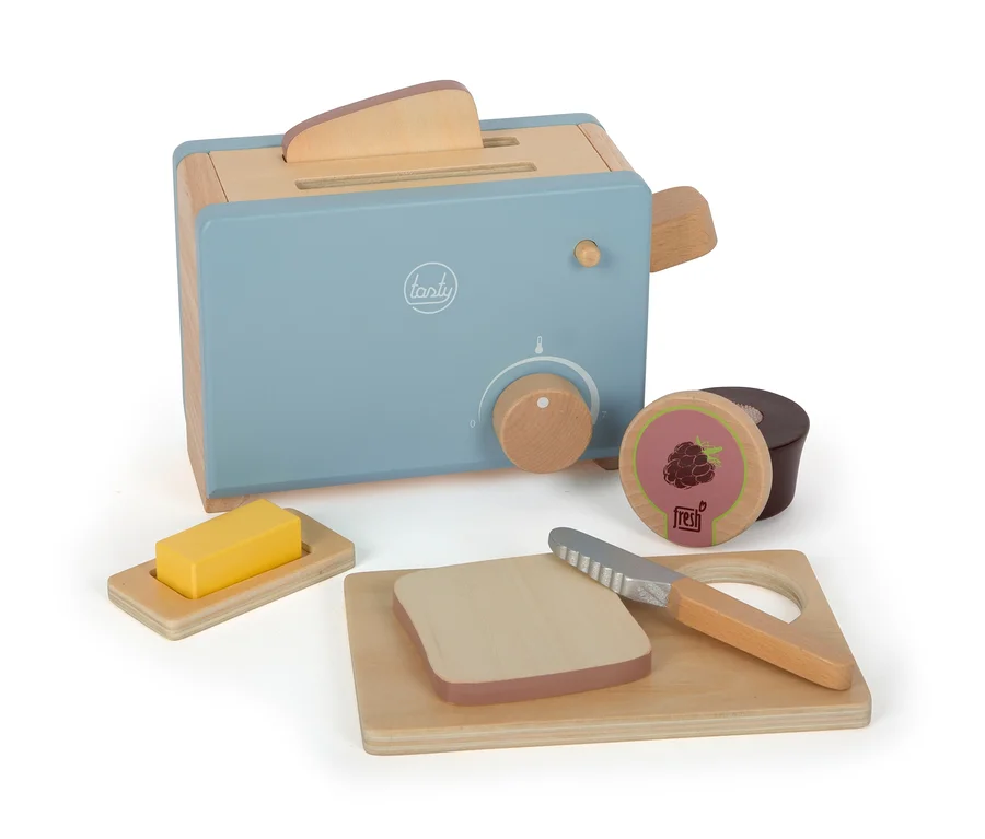 Blauer Holztoaster mit Holzmesser, Brot, Butter und Marmelade.