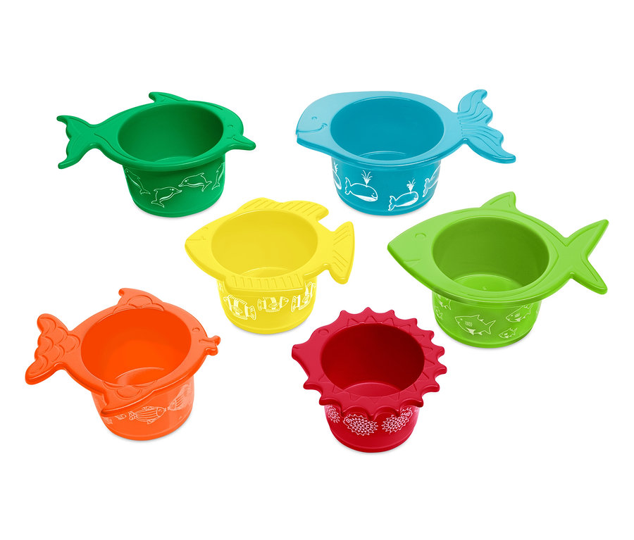 Sechs farbige Wasser- und Sandspielbecher.
