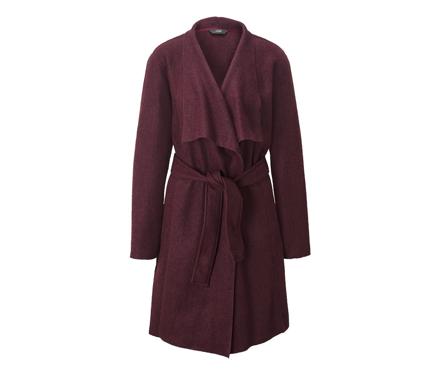 Ein weinroter Kuschelmantel mit Gürtel.