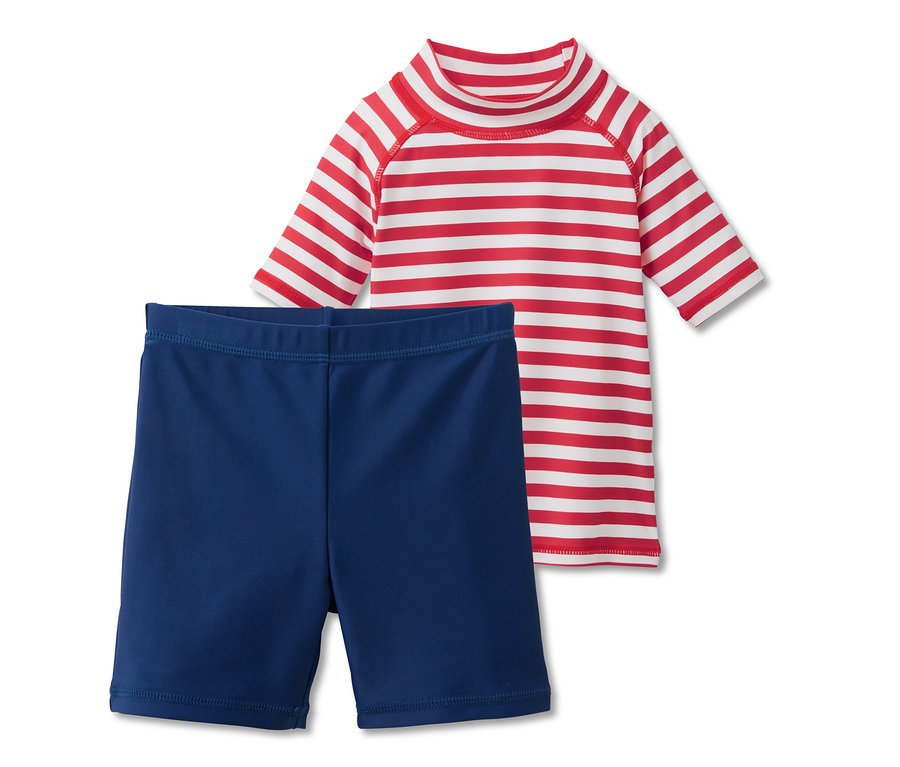 UV-Schutz-Kombi: rot-weiß gestreiftes Oberteil und blaue Shorts.
