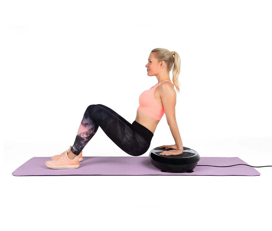 Frau macht Trizeps-Dips auf einem VITALmaxx Vibrationstrainer auf einer lila Matte.