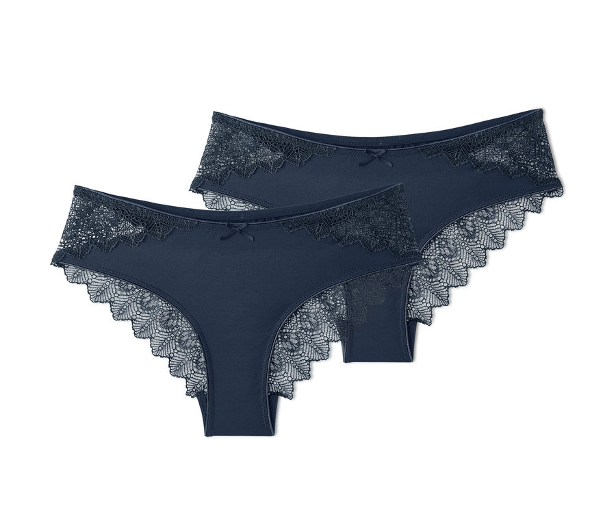 Zwei dunkelblaue Brazilslips mit Spitze liegen auf einem weißen Hintergrund.