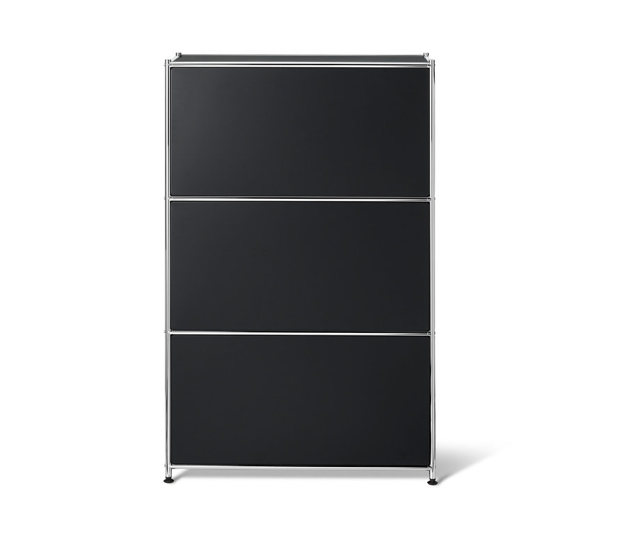 Schwarzes Metallregal mit drei Klappfächern.
