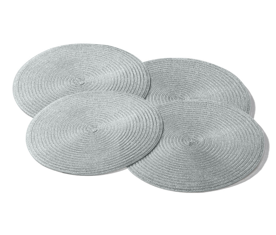 Vier silberne Platzsets.