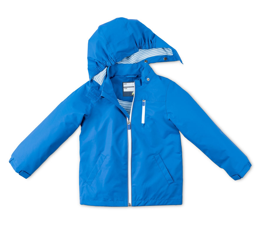 Blaue Regenjacke mit Kapuze.