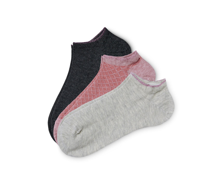 Drei Paar Sneakersocken in Grau, Rosa und Schwarz.
