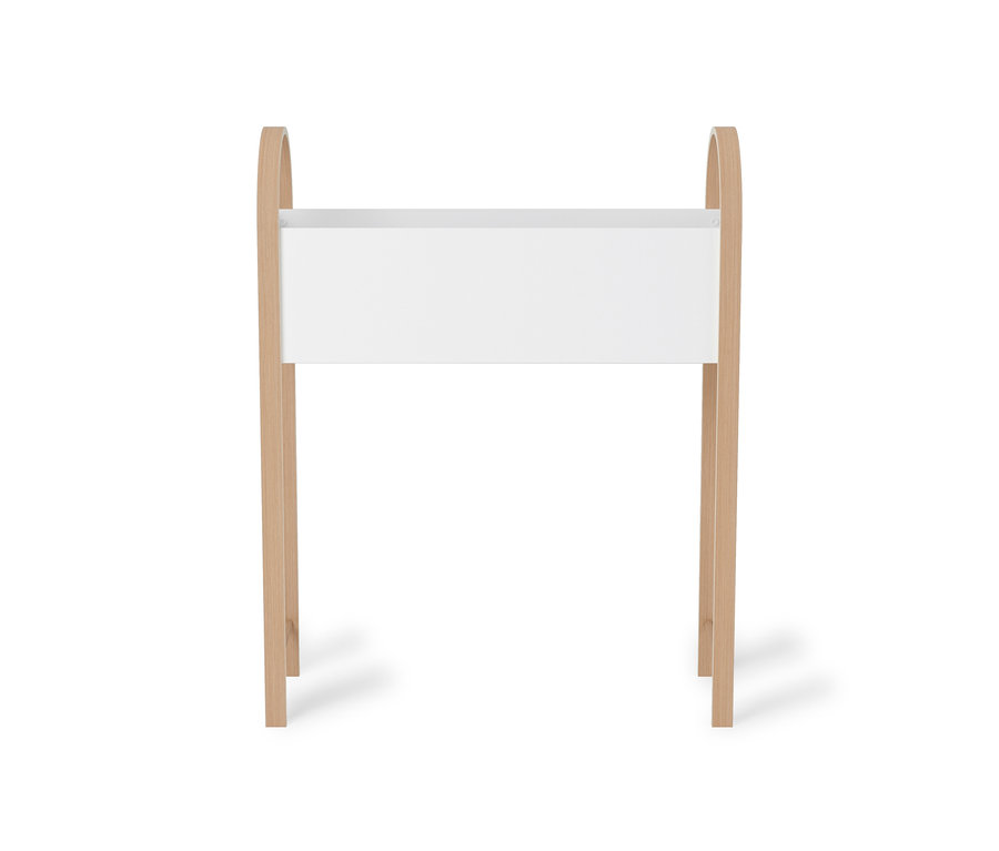 Leerer, weißer Umbra Bellwood Blumenkasten mit Holzrahmen.